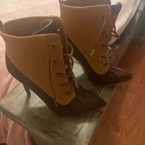 Brand New Brown duck ankle boots Shiela by Shoedazzle. Size8